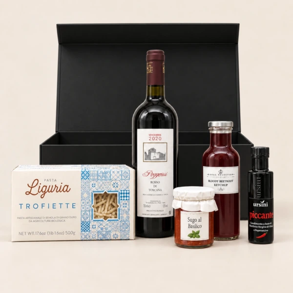 Rotwein und italienische Feinkost vor einer geöffneten schwarzen Geschenkbox