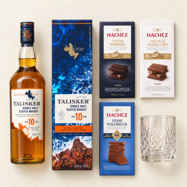 Talisker 10, Whiskyglas und drei Hachez-Schokoladentafeln auf hellem Hintergrund