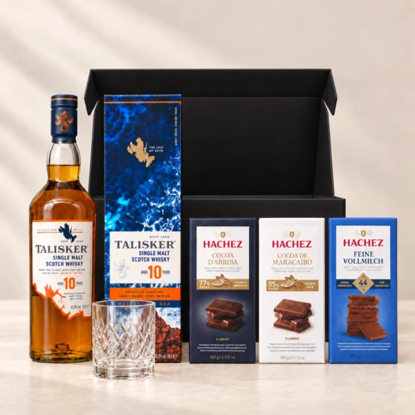 Talisker 10, Whiskyglas und drei Hachez-Schokoladentafeln vor einer offenen schwarzen Magnetbox